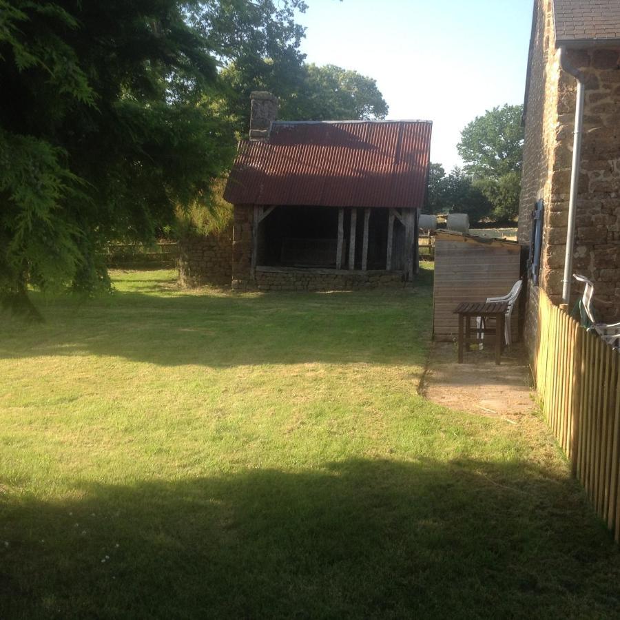 Bed and Breakfast La Ville - Les Petits Champs Buais-les-Monts Екстер'єр фото