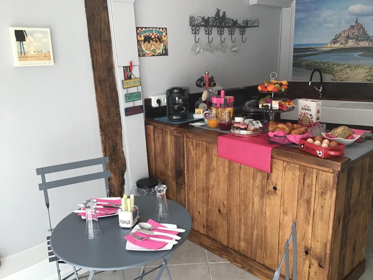 Bed and Breakfast La Ville - Les Petits Champs Buais-les-Monts Екстер'єр фото