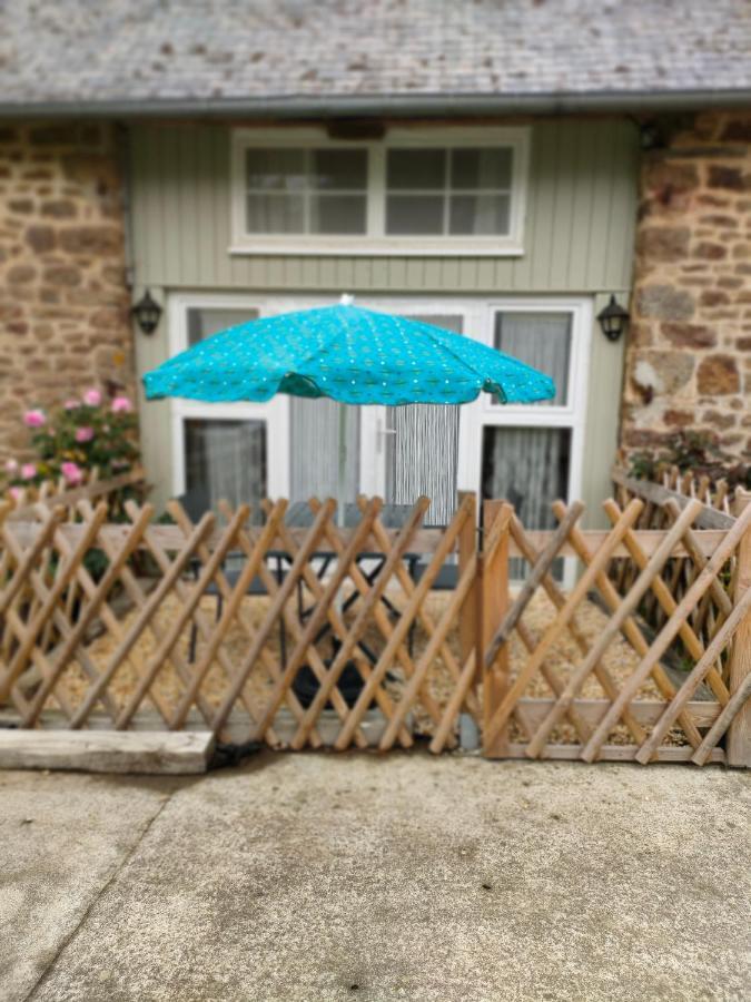 Bed and Breakfast La Ville - Les Petits Champs Buais-les-Monts Екстер'єр фото