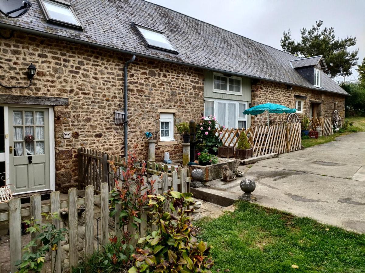 Bed and Breakfast La Ville - Les Petits Champs Buais-les-Monts Екстер'єр фото