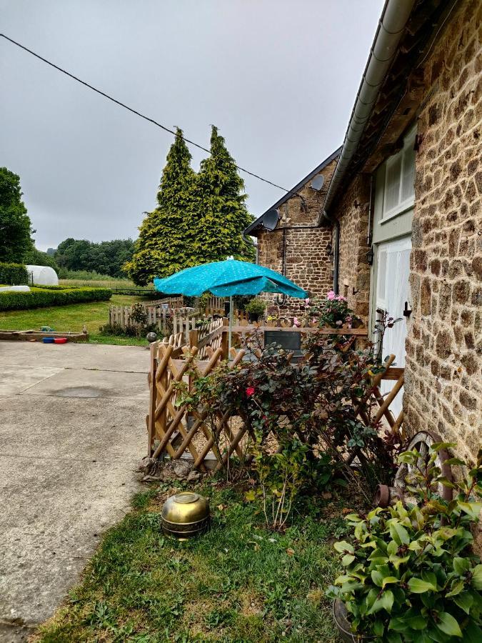 Bed and Breakfast La Ville - Les Petits Champs Buais-les-Monts Екстер'єр фото