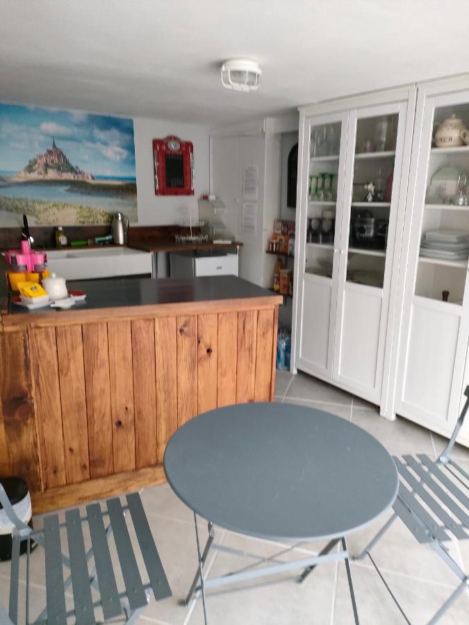 Bed and Breakfast La Ville - Les Petits Champs Buais-les-Monts Екстер'єр фото