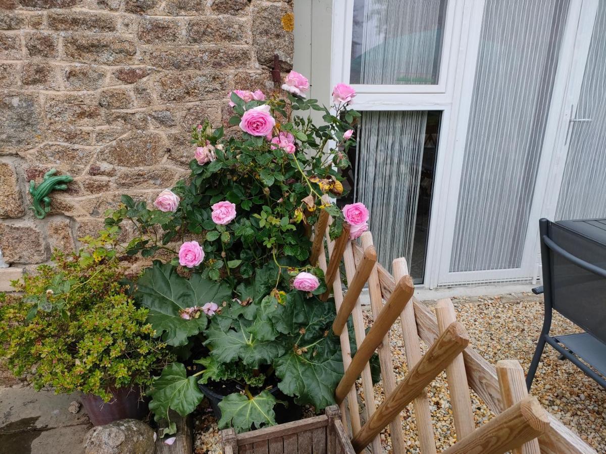 Bed and Breakfast La Ville - Les Petits Champs Buais-les-Monts Екстер'єр фото