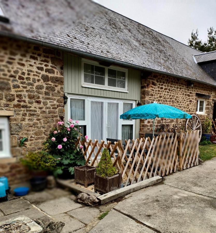 Bed and Breakfast La Ville - Les Petits Champs Buais-les-Monts Екстер'єр фото